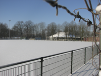 905741 Gezicht over het besneeuwde voetbalveld op het Sportpark Vechtzoom (Rio de Janeirodreef 203) te Utrecht.